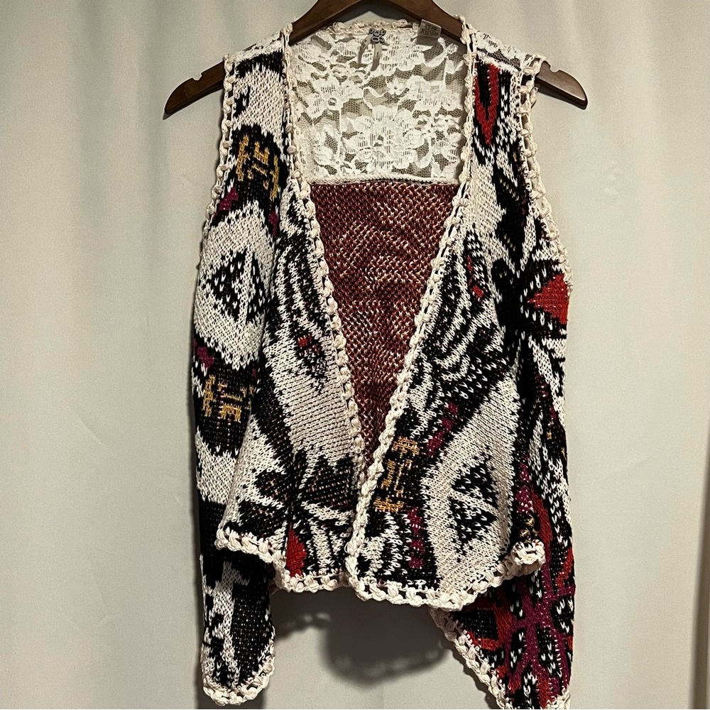 Gimmicks by BKE Boho Sweater Vest Lace Floral Size M